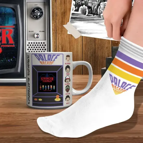 Stranger things mug et chaussettes 3